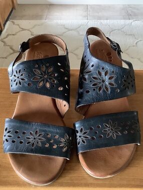 Spring Step Sandals in Black Leather